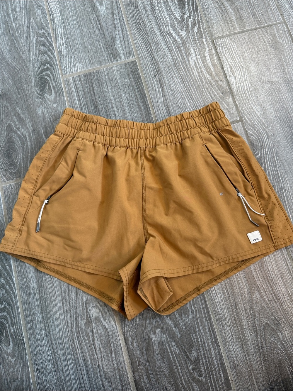 Vuori Womens Dash Athletic Shorts in Camel Tan with Zip Pockets size small